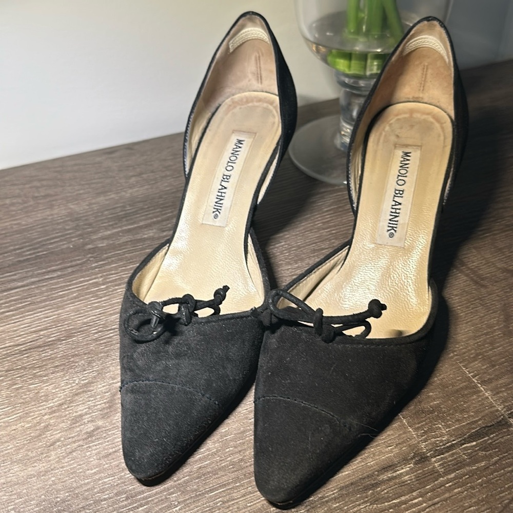 Manolo Blahnik Black Heels with Pointed Toe and Bow
